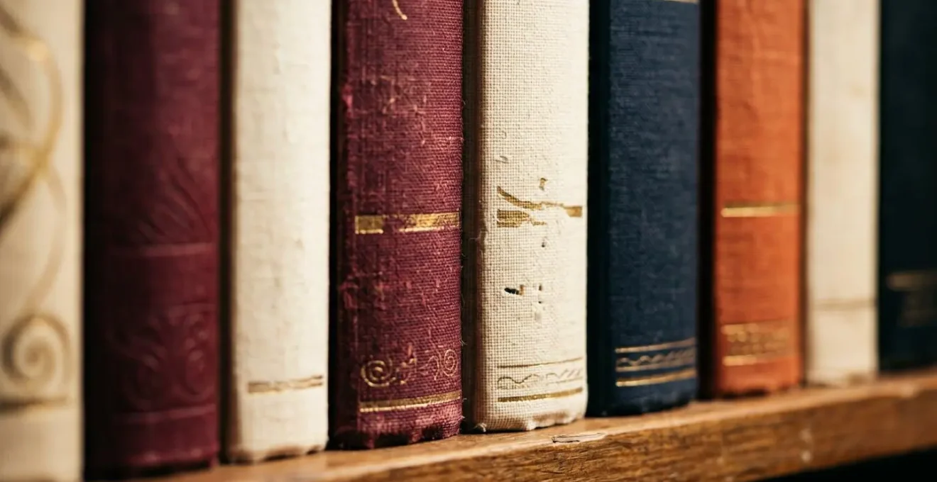 Étagères de bibliothèque remplies de livres aux tranches colorées