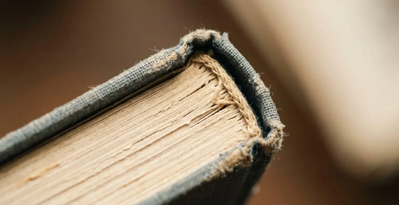 Gros plan macro sur les détails d'un album de bande dessinée vintage montrant la texture du papier et de la reliure