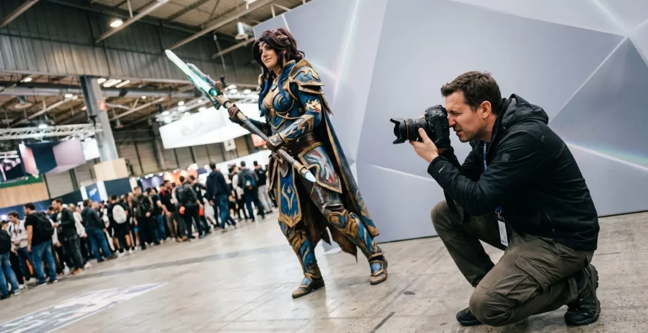 Photographe en action capturant un cosplayer lors d'une convention