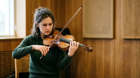 Musicien concentré travaillant son instrument dans un environnement acoustique dédié à la préparation de concours