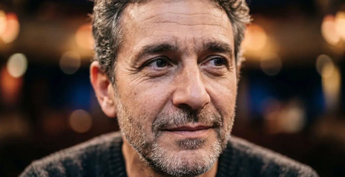 Gros plan sur le visage expressif d'un improvisateur dans un moment de silence créatif et de tension comique